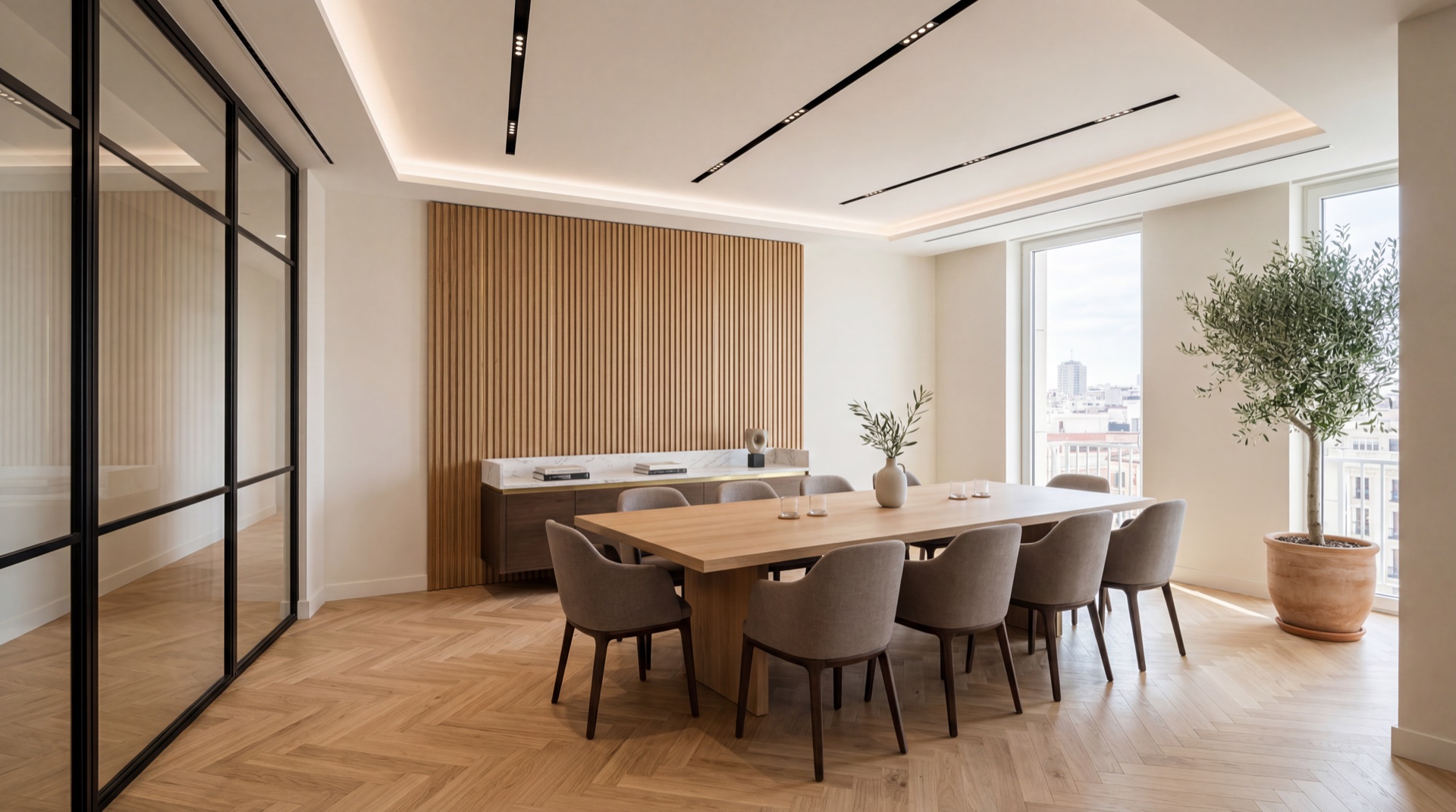 Sala de reuniones reformada en una oficina de Madrid con mesa de roble macizo y paneles fluted
