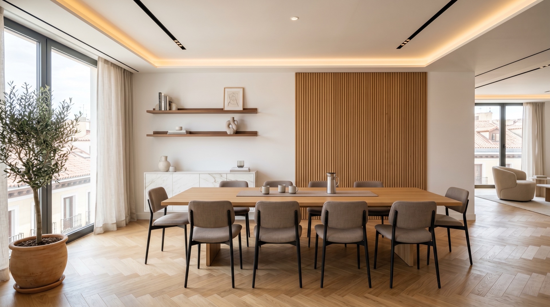 Sala de reuniones de oficina corporativa en Madrid con mesa de roble y panel fluted