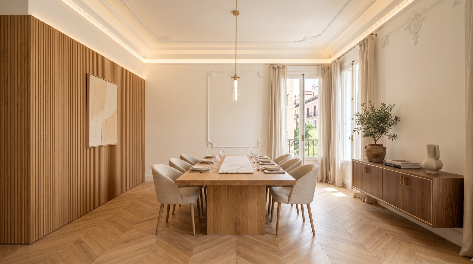 Comedor formal en vivienda madrileña reformada con techos altos y suelo de roble