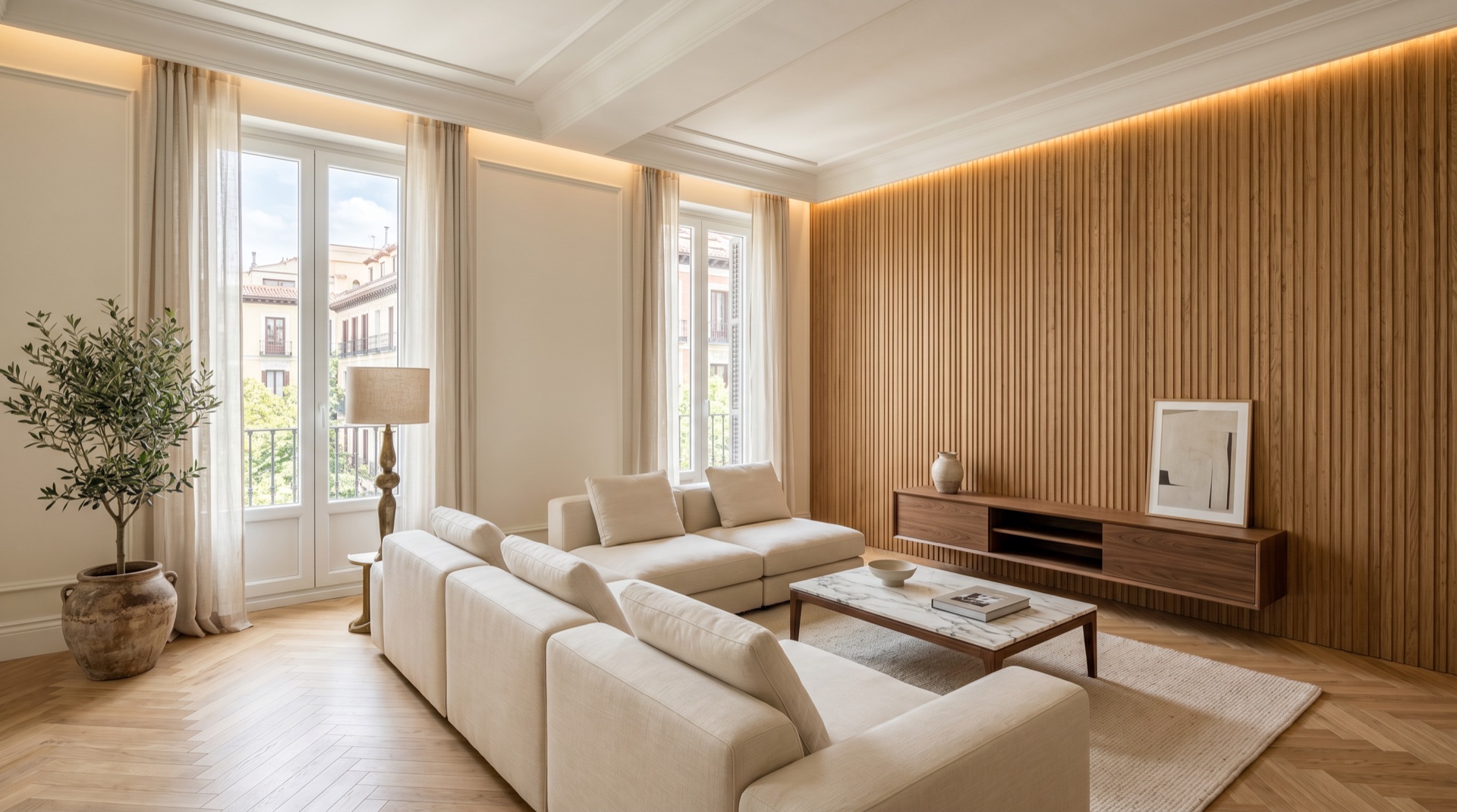 Salón refinado en piso reformado en Madrid con materiales nobles seleccionados
