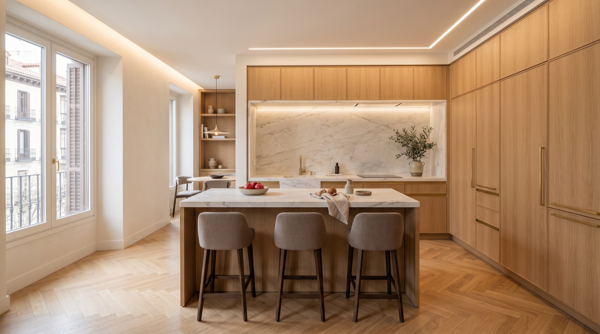 Cocina reformada en Madrid con isla de Calacatta