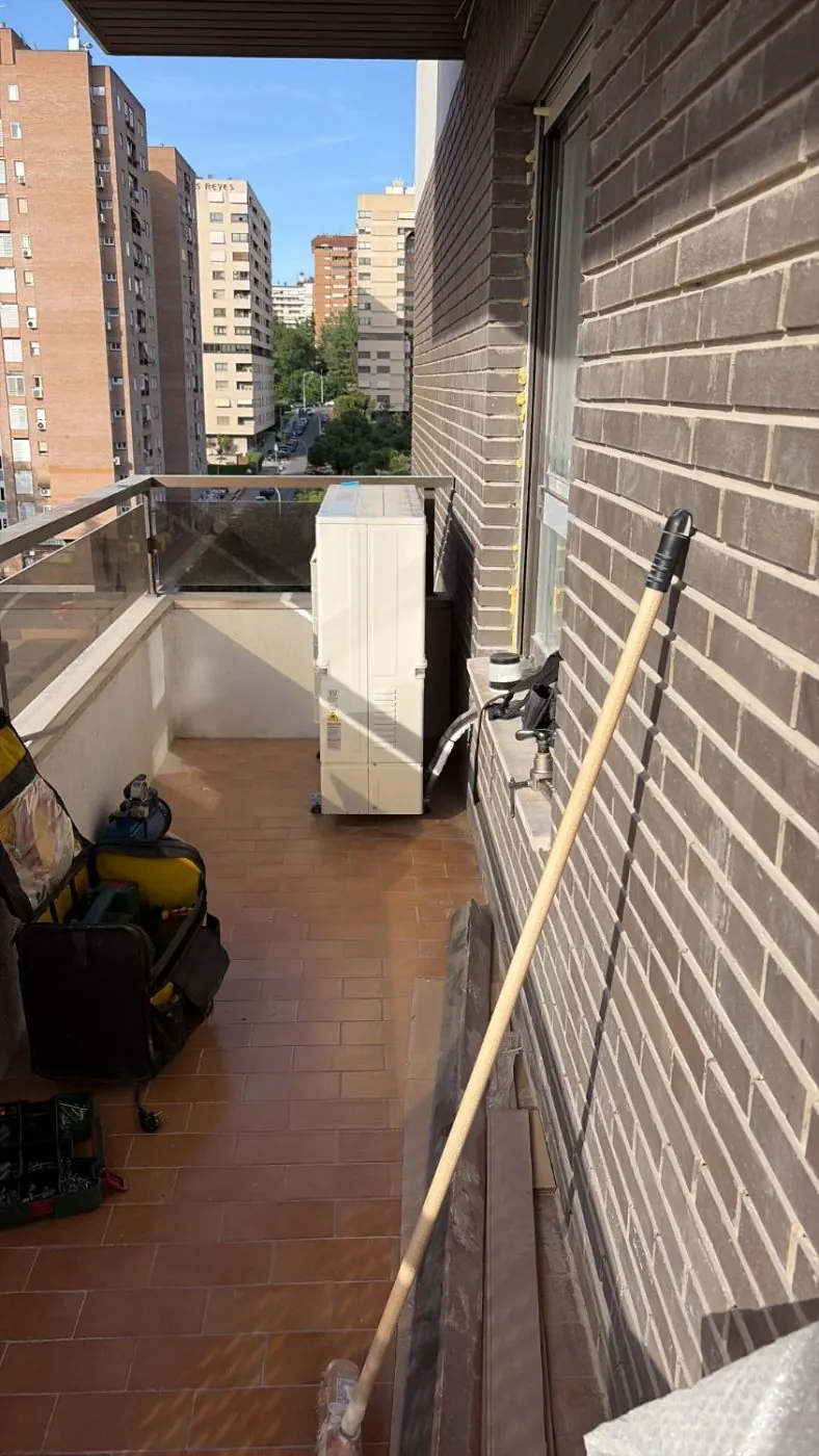 Unidad exterior de climatización instalada en la terraza