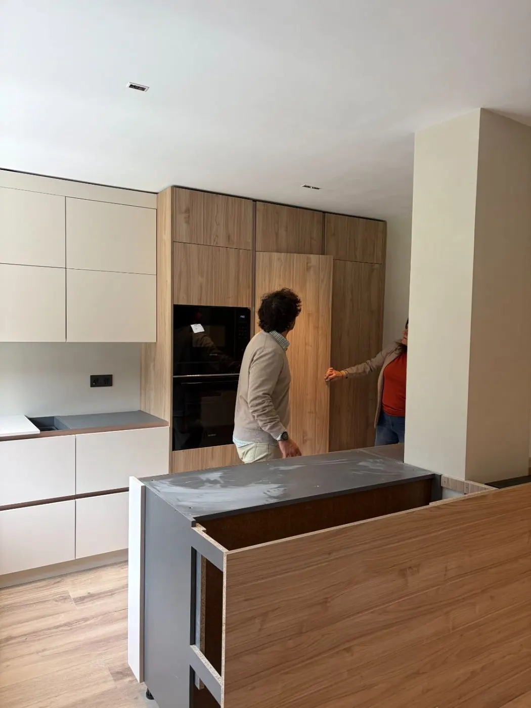 Montaje del mobiliario de cocina y la isla central