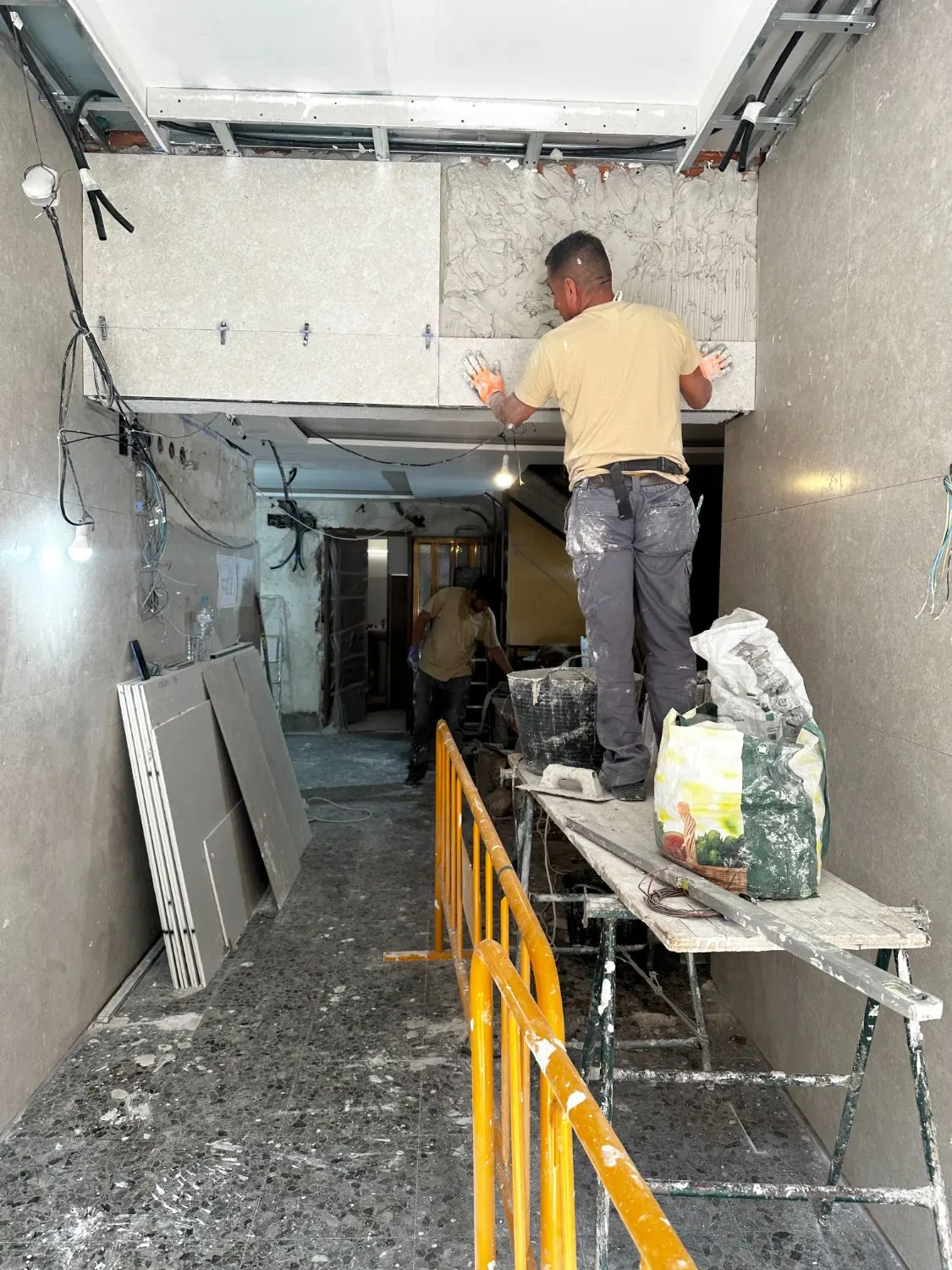 Colocación de gres de gran formato en el techo de un pasillo
