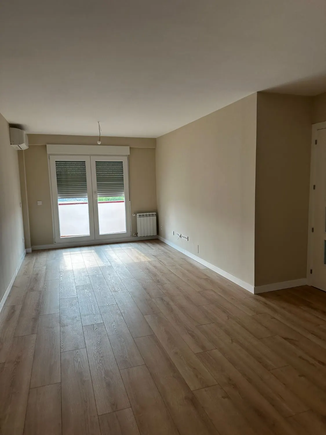 Estancia terminada con suelo laminado, lista para la entrega