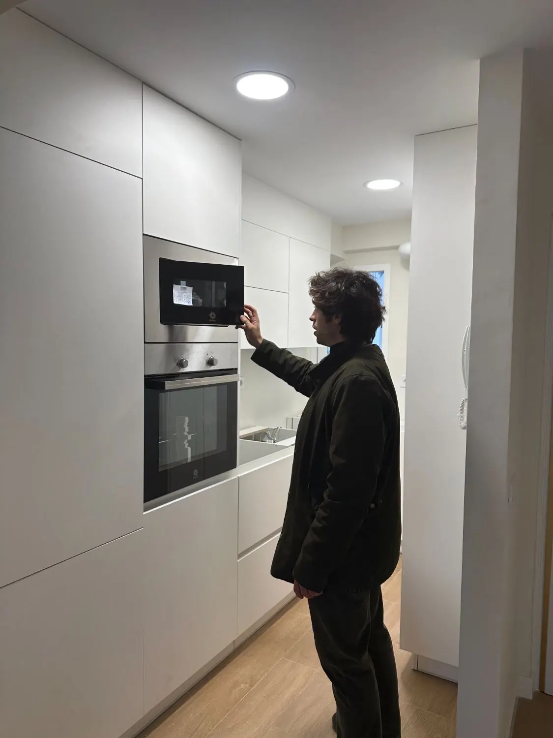 Cocina blanca terminada, revisando el montaje de los electrodomésticos