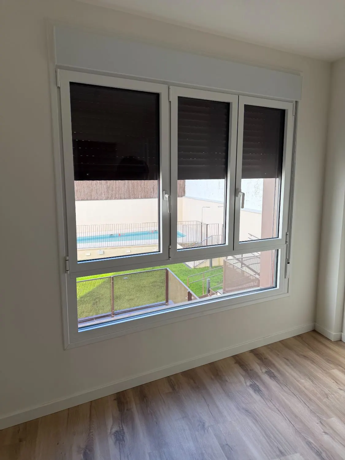 Dormitorio terminado con ventana nueva y persiana instalada