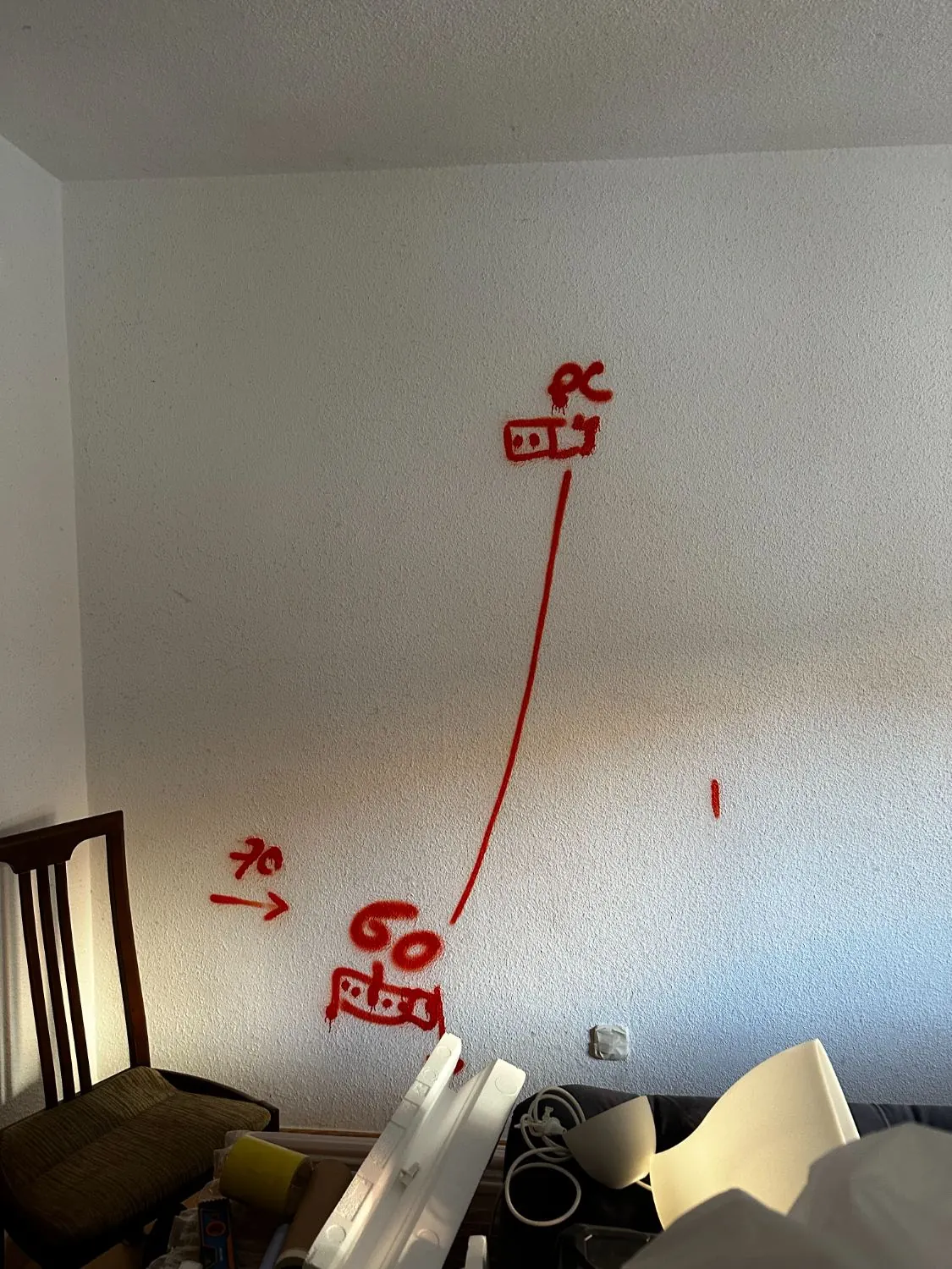 Marcas de replanteo sobre la pared de la vivienda