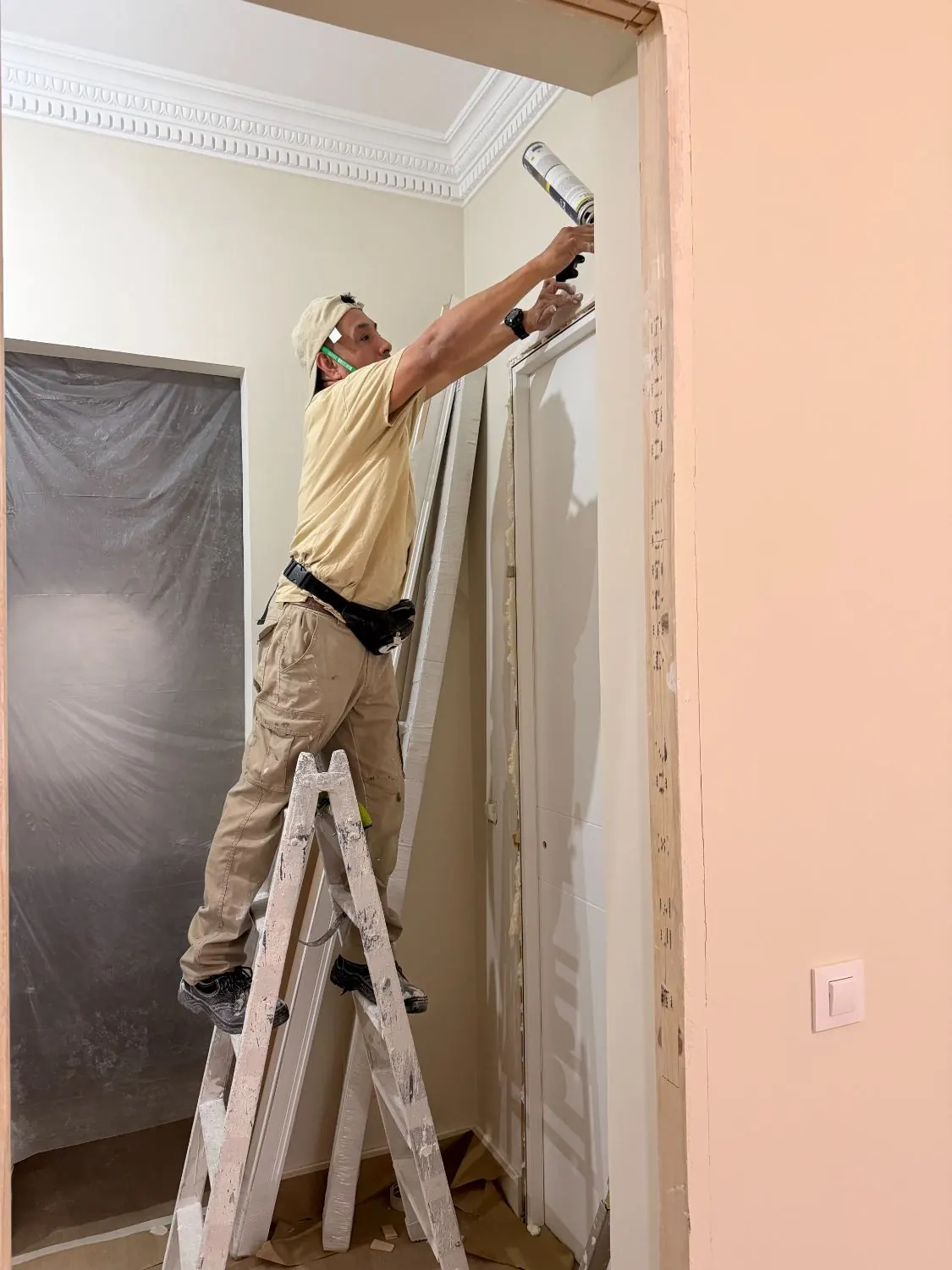 Pintor del equipo rematando el cerco de una puerta