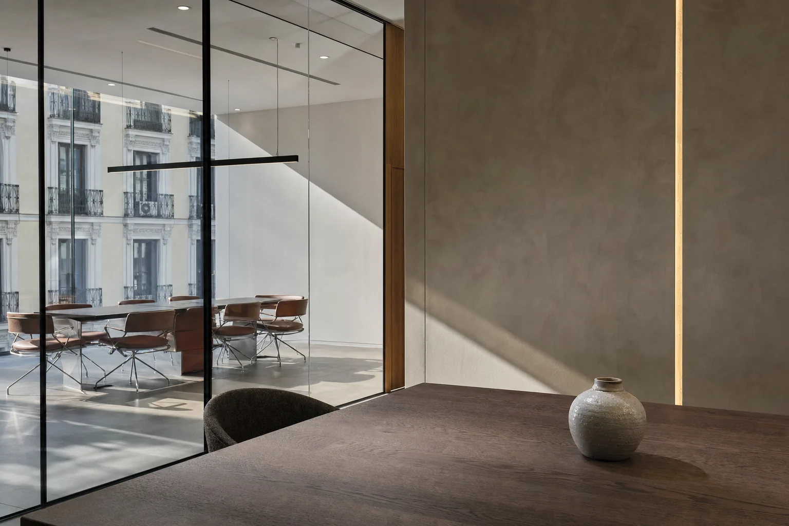 Sala de reuniones con mampara de vidrio y roble en una reforma de oficinas en Madrid